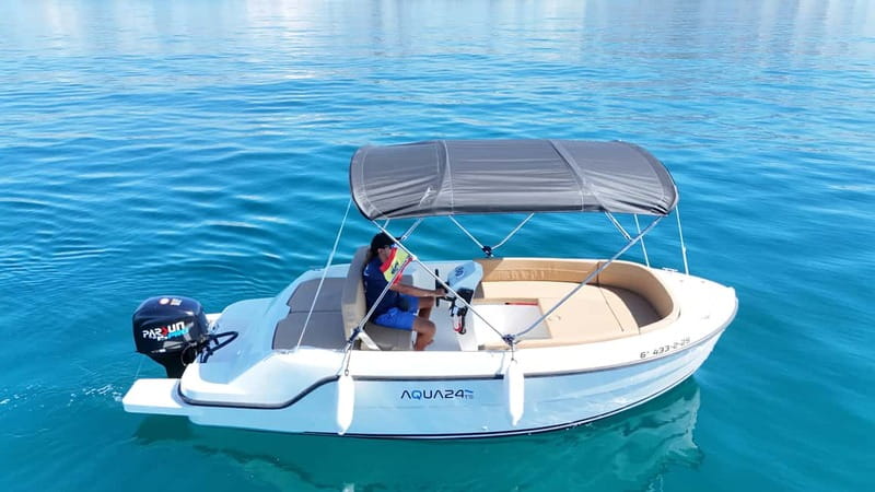 Malaga: 6-Seater Speedboat License-free Boat Rental - Taking the helm from Benalmádena