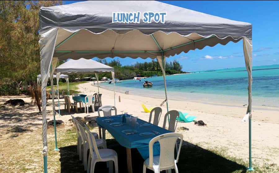 Mauritius: Ile aux Cerfs Speedboat Tour with Lunch & Drinks - The beach BBQ, drinks, and the secret stop