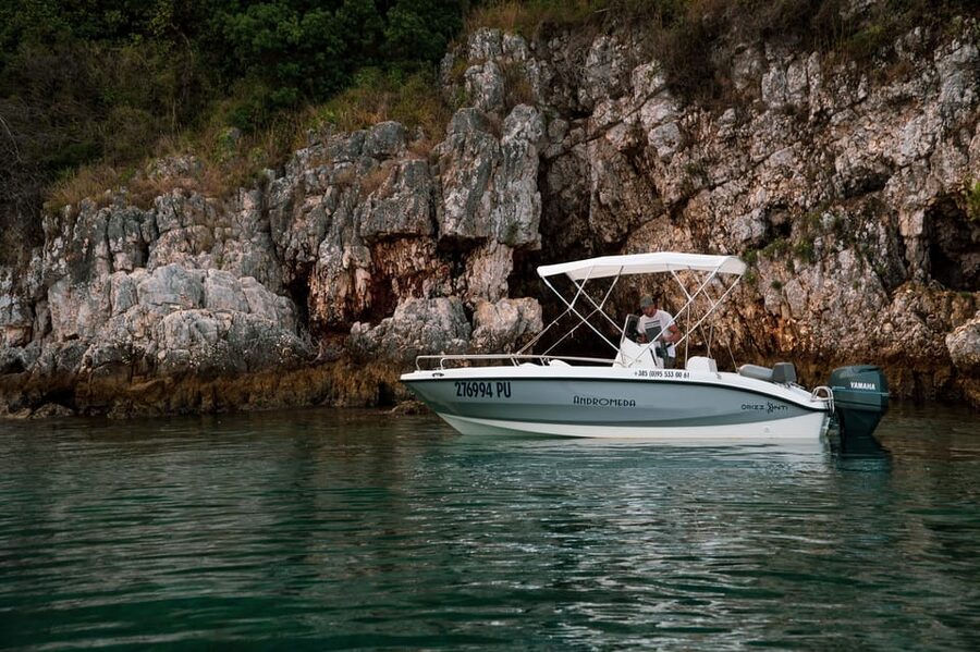 Medulin: Morning on Speedboat with Cave & Island Snorkeling - Porer lighthouse and the rocky islet