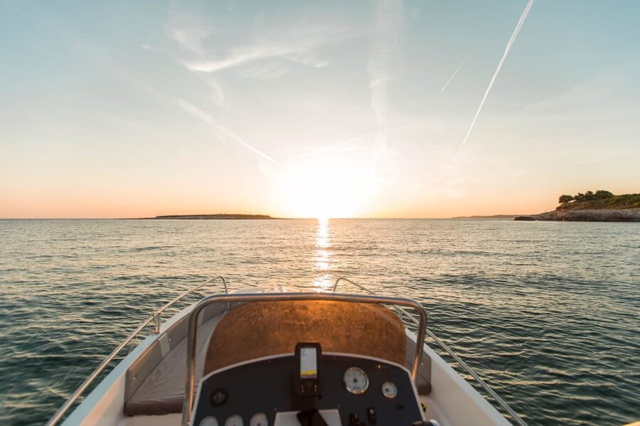Medulin: Sunset on Speedboat with Lighthouse and Wine - Who should book this Medulin sunset cruise?