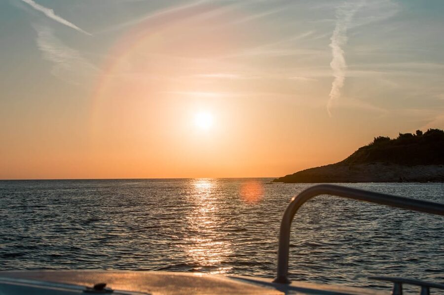 Medulin: Sunset on Speedboat with Lighthouse and Wine - Istrian wine in front of the lighthouse
