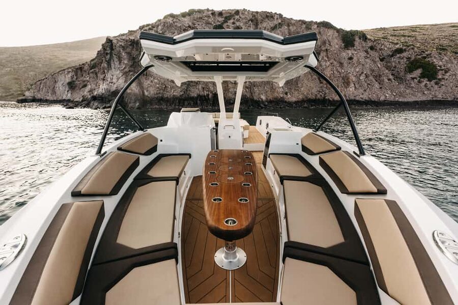 ❖ Milos: Private Speedboat Tour—Kleftiko Sarakiniko Poliegos - The captain’s role matters more than the map