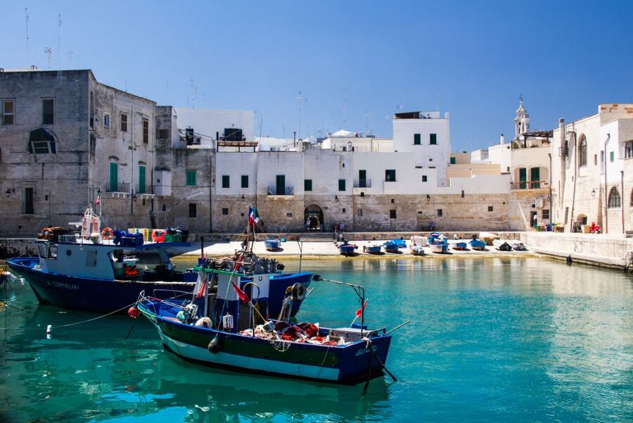 Monopoli: Private Sightseeing Speedboat Tour with Champagne - Grotta Palazzese and the cave coast