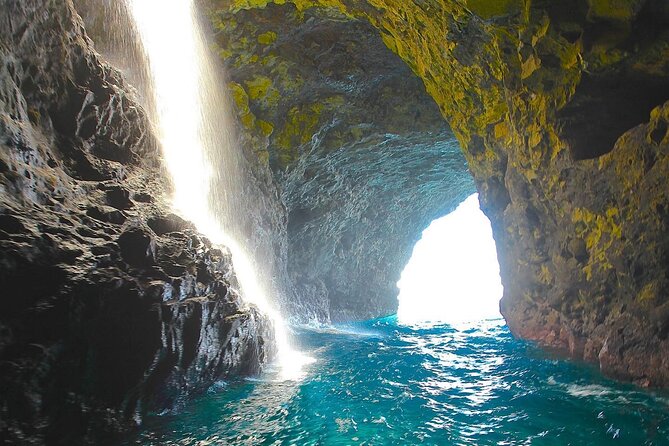 Nā Pali Coast Zodiac Raft Sea Caves Expedition on Kauai - Who should book this Kauai adventure?