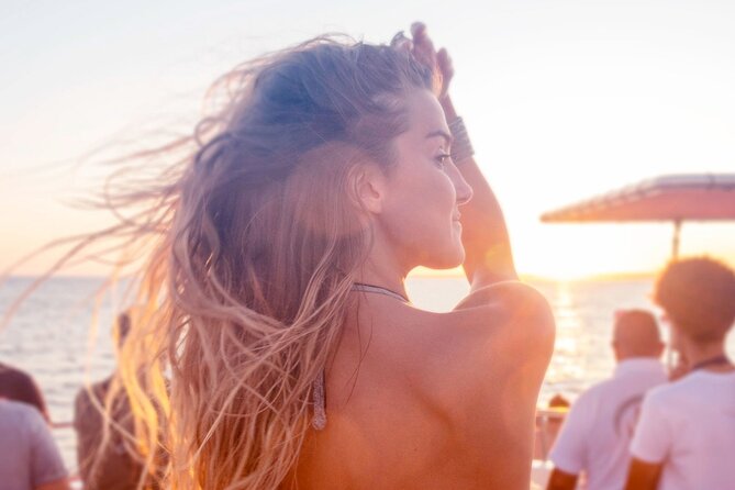 Open Bar Sunset Cruise in Catamaran or Speedboat (Best Deal) - Choosing the catamaran for comfort and flexibility
