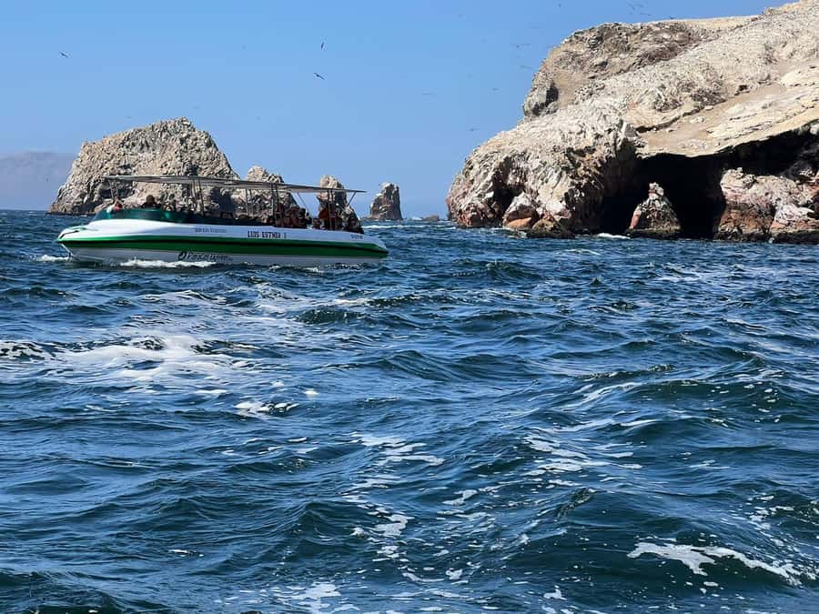 Paracas: speedboat BALLESTAS ISLANDS TOUR - Reaching the three Ballestas Islands