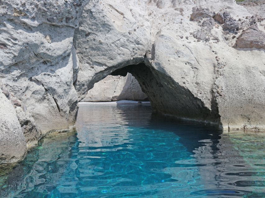Paros: Private Paros and Antiparos Luxury Speedboat Tour - What the skipper adds to the experience