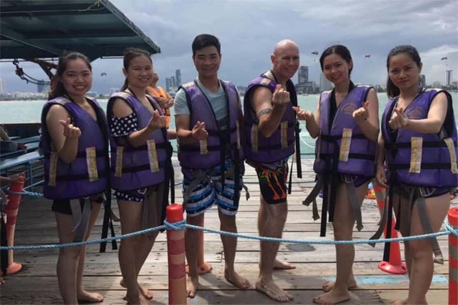 Pattaya: Coral Island Speed Boat, Sea Walker and Lunch - The included sea-walker experience