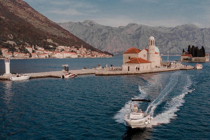 Personalized private speed boat tour - The boat question deserves attention