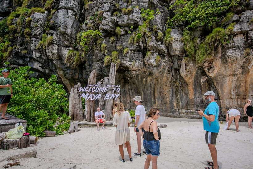 Phi Phi : Half Day By Speed Boat 4 hours Phi Phi Lay - Maya Bay brings the famous finish
