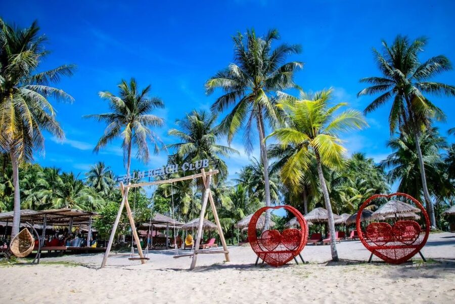 Phuket: James Bond and Laem Haad Beach by Speedboat - Private Palm Beach and the floating water park