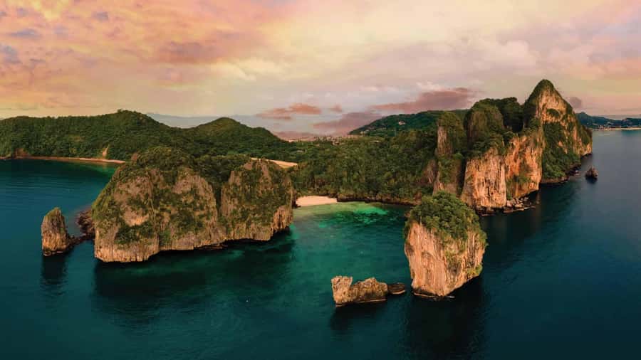 Phuket: Phi Phi Island Sunrise Group Speedboat Tour - Pileh Lagoon and the first swim