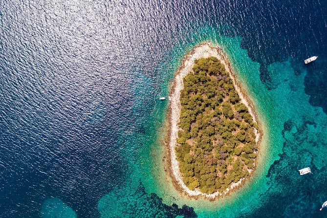 Private 3 islands Tour With Speed boat to Blue Lagoon and Solta from Split or Trogir - Drvenik Mali and lighthouse Čelica