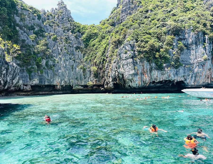 Private Luxury Speed boat to Phi Phi Islands - Why a private boat changes the Phi Phi day