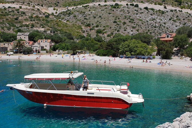 Private Red Rocks and Pakleni Islands beach hopping speedboat tour - Swimming below the Red Rocks