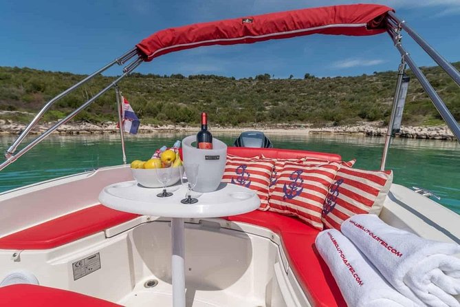 Private speedboat tour to Blue cave, Vis and Hvar - Komiža gives you an hour on Vis