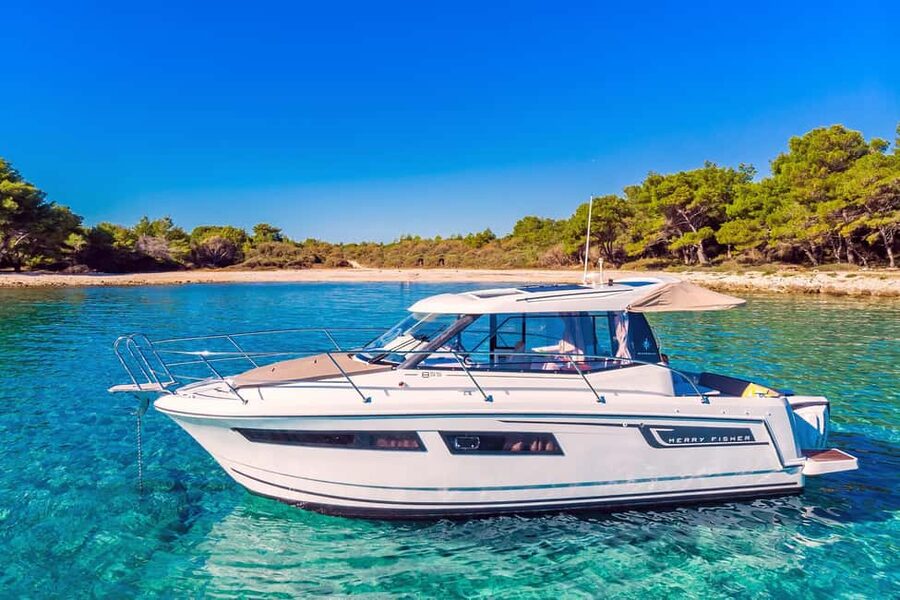 Private speedboat tours Sea Symphony - Jelsa, with an optional wine detour