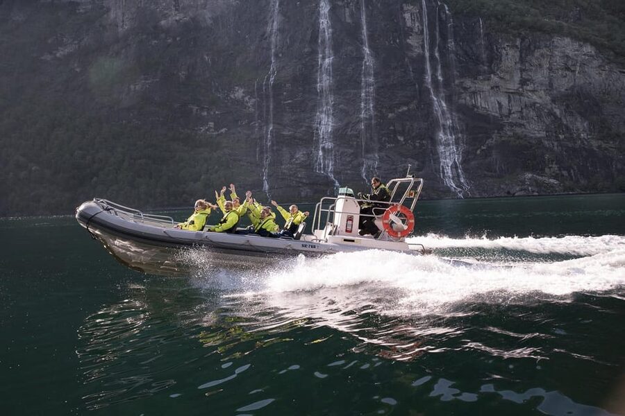 RIB Geiranger - Fjordsafari - What the guide adds