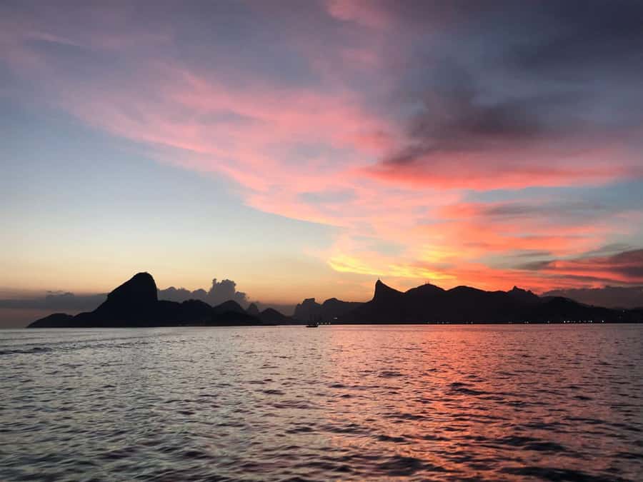 Rio de Janeiro: SpeedBoat Tour - Sunset with Beer - Copacabana and Arpoador from the water