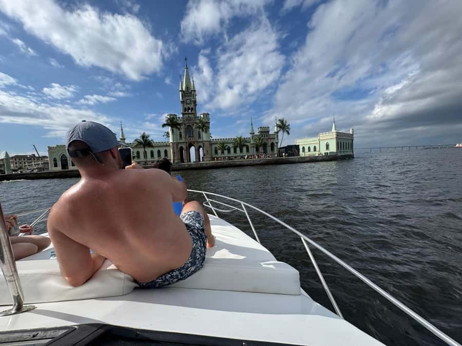 Rio de Janeiro: Speedboat Tour with Snacks and Drinks - Leaving Marina da Glória and passing the airport
