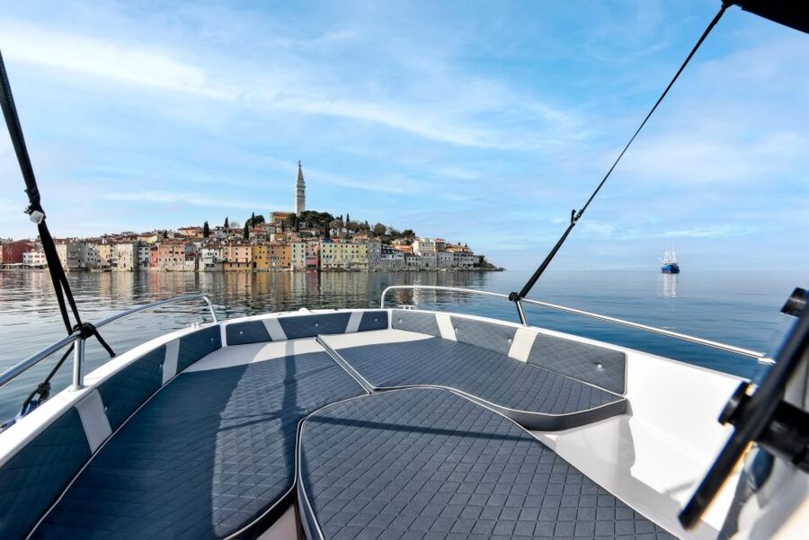 Rovinj: Dolphin Watching Sunset Speedboat Tour with Drinks - Twenty minutes of speedboat travel