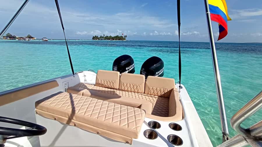 San Andres: Private San Andres Bay Tour by Luxury Speedboat - A private start at the police pier