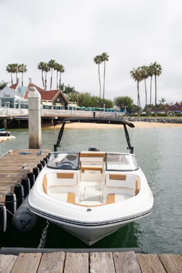 San Diego: Speed Boat Rental in San Diego Bay - Sun, shade, and the practical comfort of the boat