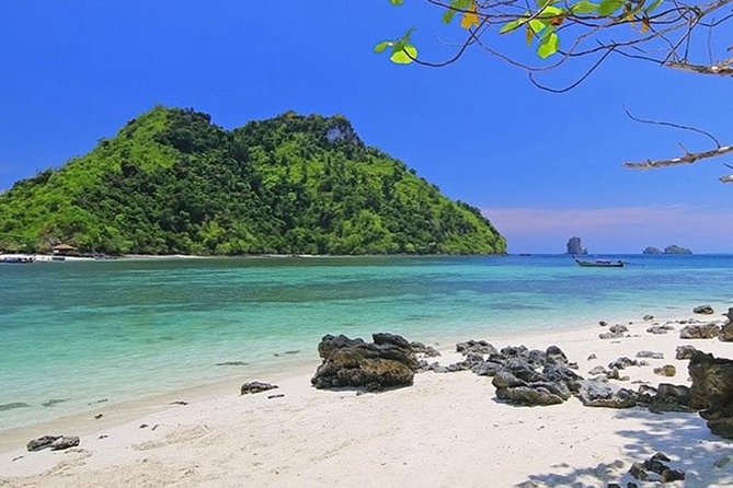 Snorkeling 4 Islands Tour by Speedboat From Krabi - Lunch and downtime on Koh Poda