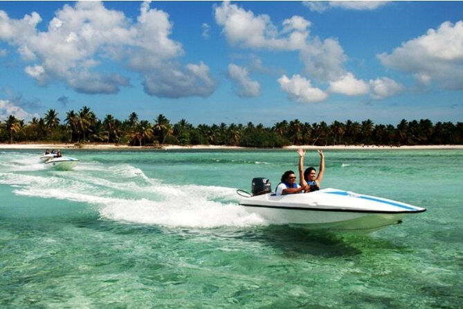 Speedboat Adventure in Punta Cana - Speedboat driving along the Caribbean coast