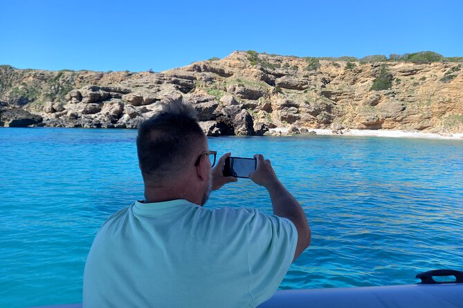 Speedboat excursion through the coves of northern Menorca - The guide and the feel on board