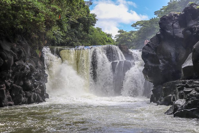 Speedboat Ile aux Cerfs + GRSE Waterfall, BBQ and Bar - GRSE Waterfall: a quick first stop