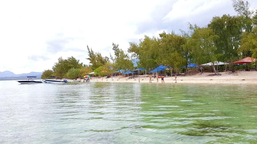 Speedboat to Ile aux Benitier: Dolphin Encounter & Lunch - The briefing at Flic en Flac