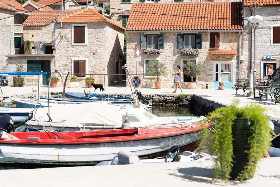 Split: Blue Lagoon, Trogir & Solta Speedboat Tour - Maslinica on Šolta: a slower island hour