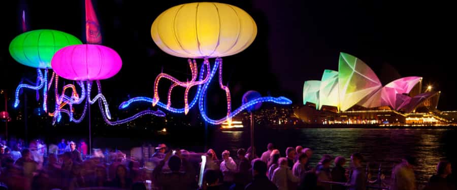 Sydney Harbour: 30 Minute Slow Jet Boat Vivid Cruise - Photo opportunities from every direction