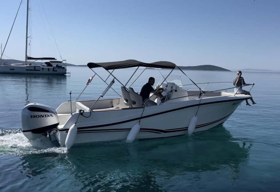 Trogir: Blue Lagoon and 3 Islands Speedboat Tour - Maslinica on Šolta: a useful change of pace