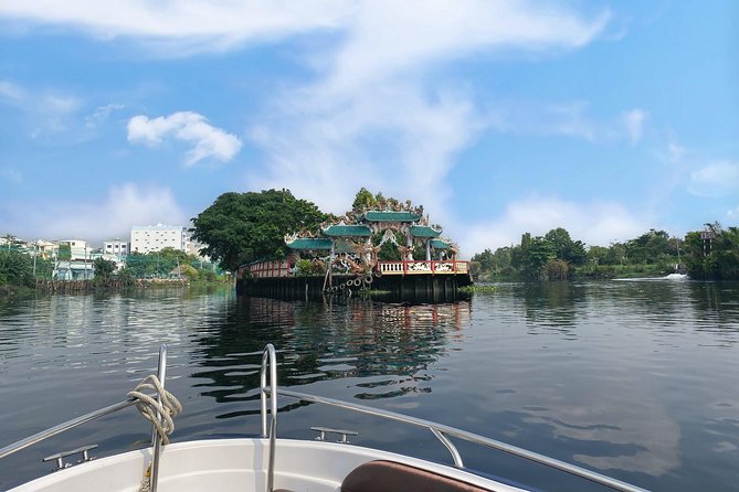 VIP Tour in Dragon Floating Temple sightseeing by SpeedBoat - Cruising around Thanh Da Island with coconut juice